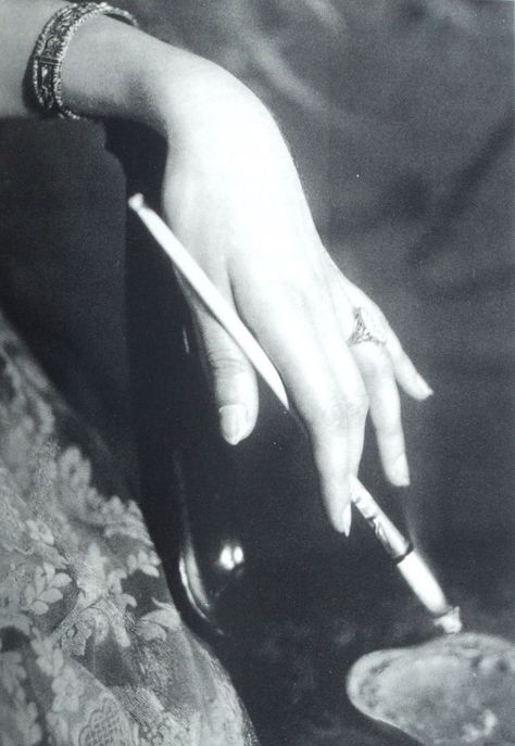 Anna Karenina, Hand Reference, 1920s Fashion, Black And White Photography, Pose Reference, Left Hand, Hold On, Gloves, Art Deco