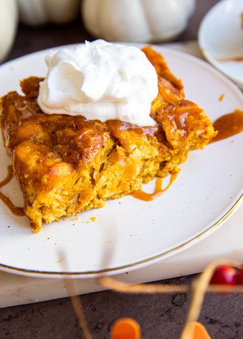 Pumpkin Pie Bread Pudding Pumpkin Pie Bread Pudding, Pumpkin Pie Bread, Pumpkin Eggnog, Pumpkin Sweets, Eggnog Bread Pudding, Traditional Bread Pudding, Eggnog Bread, Pumpkin Lasagna, Fall Favorites Recipes