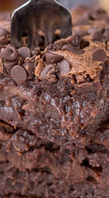 Hot Fudge Cheesecake Brownies, Hot Mess Brownies, Hot Fudge Cheesecake, Hot Fudge Brownies, Hot Brownie, Fudge Cheesecake, Chocolate Cheesecake Brownies, Crazy For Crust, Desserts Chocolate