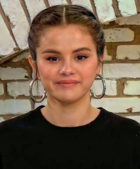 Round Face Actress, Selena Gomez Hoop Earrings, Selena Go, Sherilyn Fenn, Selena Gomez Hair, Selena Pictures, Selena Gomez Wallpaper, Selena Gomez Album, Selena Gomez Outfits