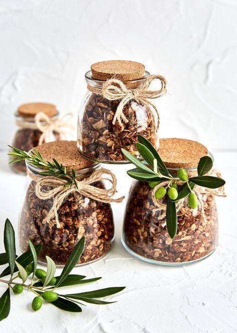 Gifts In Jars Ideas, Teacher Food Gifts, Granola Diy, Granola Gift, Gingerbread Granola, Edible Christmas Gifts, Diy Food Gifts, Christmas Food Gifts, Christmas Hamper