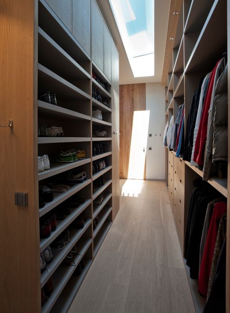 Narrow walk-in closet with skylight Walk In Wardrobe Behind Bed, Small Walk In Closet Design, Wardrobe Behind Bed, Closet Behind Bed, Cama Closet, Small Closet Design, Closet Design Ideas, Bed Closet, Dutch Kitchen