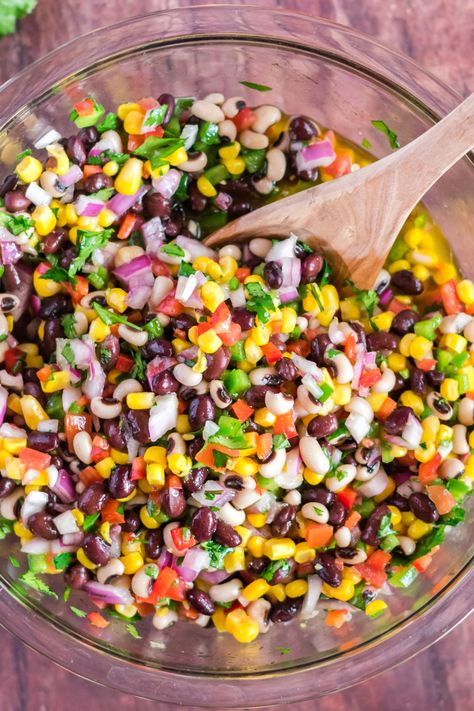 This is the best easy cowboy caviar dip! It’s sweet and savory, light and satisfying. This recipe is the perfect game day or Super Bowl watching snack. It’s a crowd pleaser that will have your guests obsessed. So fresh and tasty. This recipe is made with black eyed peas, vinegar, corn, peppers, and more. Easy to make ahead of time and bring. Whether you're watching football, having friends over, or just looking for a healthy snack (that's also vegan / vegetarian), this recipe is incredibly good! Lake Day Food, The Best Cowboy Caviar, River Snacks, Easy Cowboy Caviar, Lake Snacks, Beach Day Food, Beach Foods, Cowboy Caviar Dip, Caviar Dip