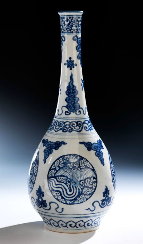 Blue and White 'Phoenix' bottle vase, China, Ming dynasty, 1368 - 1644 Ming Dynasty Pottery, Ming Vase, Chinese Porcelain Vase, Blue White Decor, Blue And White Vase, China Products, Chinese Vase, Chinese Pottery, Porcelain Lamp