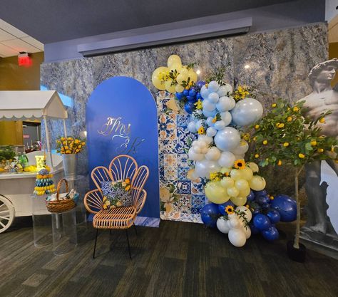 Amalfi Lemon Bridal Shower #njballoonstylist #njbridal #mullicahillnj #mantuanj #balloonsnj #phillyparty #phillypartyplanner #southjerseypartyrentals #southjerseyballoons #mullicahill #bridalnj #bridetobe #amalficoastdecor Greece Theme, Gender Ideas, Momma Mia, Bridesmaids Proposal, Ideas Fiesta, Flower Arrangement Designs, Capri Style, Baby F, Main Squeeze