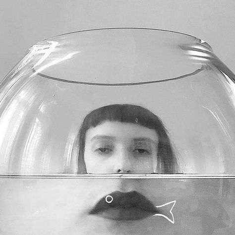 Saatchi Gallery on Instagram: "🫧👄🐟 by @yuvalrob 

#yuvalrob #photography #illusion #instadaily #dailyart #fishbowl" Photographer Inspiration, Saatchi Gallery, Ways Of Seeing, Photography Awards, Draw On Photos, Creative Portraits, Daily Art, Art Collector, Emerging Artists