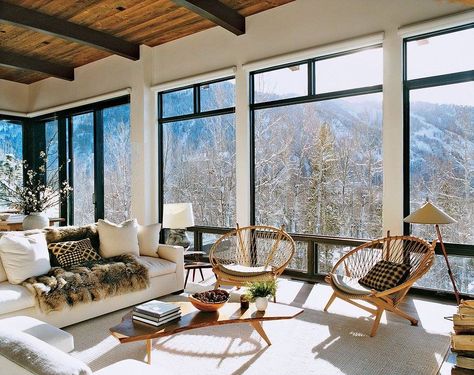 Mid-century modern ski lodge Ski Cabin Decorating Ideas, Aspen Ski Lodge, Aspen House, Aerin Lauder, Ski House, Cozy Living Spaces, Living Modern, Mountain Living, Ski Chalet