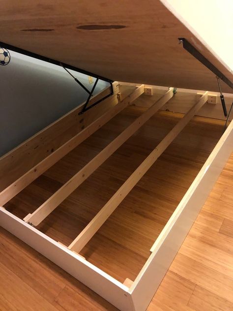 Under Bed Storage Lift Up, Diy Lift Bed, Lift Storage Bed Diy, Diy King Bed Frame With Storage, Diy Bed Storage, Small Studio Bedroom, Diy Storage Bed Frame, Small Bedroom Ideas With Desk, Bedroom Ideas With Desk