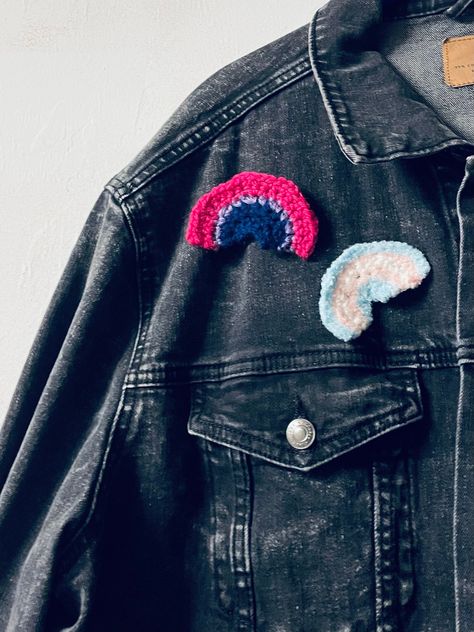 Pride Pins Diy, Trans Pride Crochet, Pride Flag Crochet, Crochet Pride Ideas, Trans Crochet, Pride Crochet Ideas, Crochet Pride Patterns, Pride Crochet, Pride Crafts