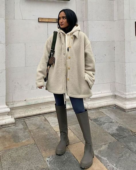 Top 30 Instagram influencer outfits of the week Rain Boots Street Style, Tie Up Boots Outfit, Rainboot Outfits Fall, London December Outfit, Rainboots Outfit Fall, Green Rain Boots Outfit, Welly Outfits, Rainboots Outfit Winter, Instagram Influencer Outfits