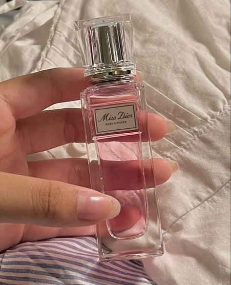 Small Perfume Aesthetic, Rose Perfume Aesthetic, Dior Roses N Roses, Pink Perfume Aesthetic, Aesthetic Perfume Bottles, Perfume Aesthetic Vintage, Dior Perfume Aesthetic, Miss Dior Rose N Roses, Roses Perfume