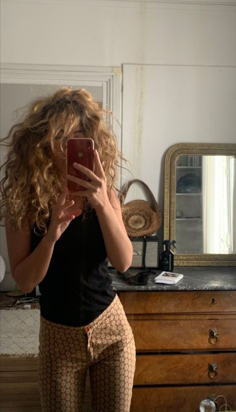 Celebrities With Naturally Curly Hair, Anthropologie Summer Outfits, Curly Hair Fashion Outfits, Hippie Perm, Surfergirl Style, Messy Curly Hair, Hair Envy, Dream Hair, Aesthetic Hair