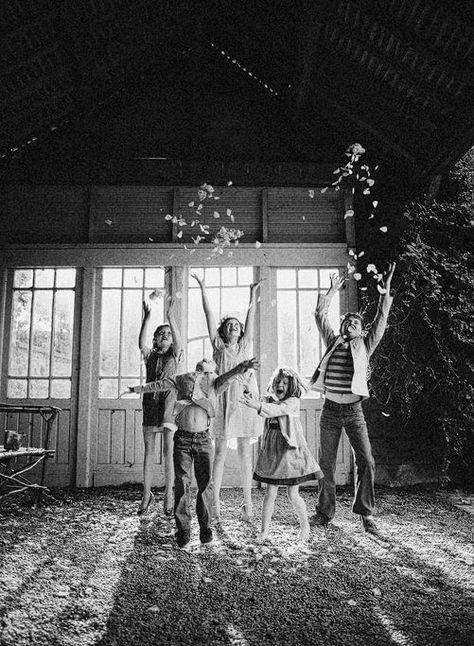 kids picture - with confetti. In the spring you could even have kids pick up fallen blossoms, or in the fall throw fallen leaves. Cute idea for a grandkid shot too. Creative Family Pictures, Family Picture Poses, Family Inspiration, Black And White Photograph, Photographs Ideas, Foto Tips, Family Posing, Shooting Photo, Portrait Poses