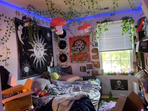 Cluttercore Bed, Alt Indie Room, Room Inspo Grunge Anime, Loft Bed Witchy Room, Alt Aesthetic Room, Alt Room Decor, Alt Room, Indie Aesthetic Room, Spiritual Room