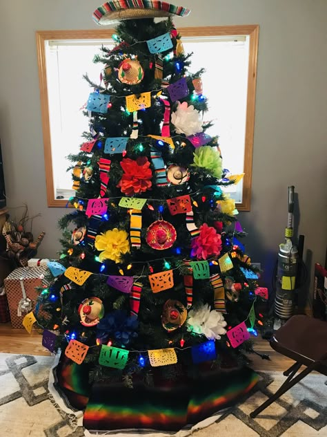 Mexican Style Christmas Tree, Mexican Christmas Party, Mexican Christmas Tree, Christmas In July Party Ideas, Southwest Christmas, Mermaid Christmas Tree, Christmas Fiesta, Mexican Christmas Decorations, Christmas In July Party