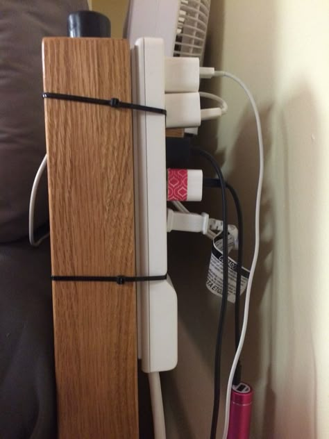 Zip tie a power strip behind a leg of your bed to hide the messy chords in a dorm room Classy Dorm Room, College Dorm Diy, Closet Interior, Dorm Room Decorating Ideas, Dorm Hacks, Dorm Room Decorating, Dorm Diy, Dorm Room Diy, Dorm Sweet Dorm