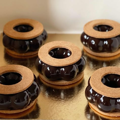 Ruban de Gourmandises: Petits entremets praliné chocolat Mini Entremet, Patisserie Fine, Mirror Cake, Halloween Food Treats, Dessert Aux Fruits, Gourmet Desserts, Cake Decorating Designs, Pastry And Bakery, Fancy Desserts