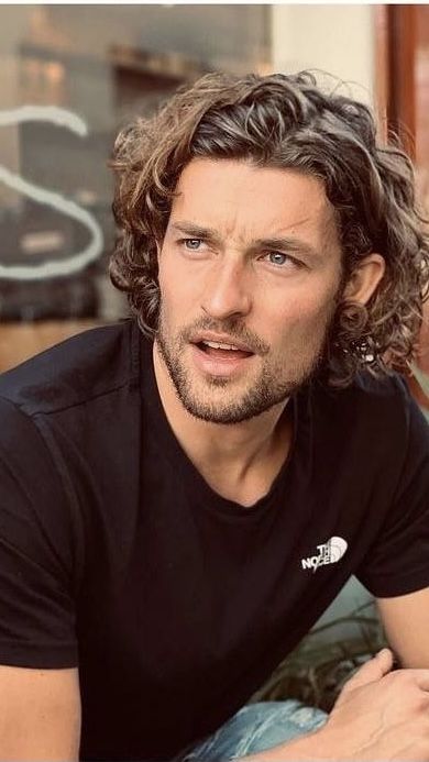 Long hair hairstyles for men 2021. The best thing about men's long hair. Long hairstyle ideas for men. Viking hair styles. #mensfashion #mensfashionandstyle #mensstyle #howtolookgood #mensfashion2021 #longhairstyle #longhair #Longhairmen #longhairboys #longhairmodel #longhairman #longhairguys #longhairsyles #longhairvideos Wouter Peelen, Long Curly Hair Men, Men's Curly Hairstyles, Men Haircut Curly Hair, Haircuts Ideas, Mens Hairstyles Medium, Wavy Hair Men, Medium Length Hair Men, Man Bun