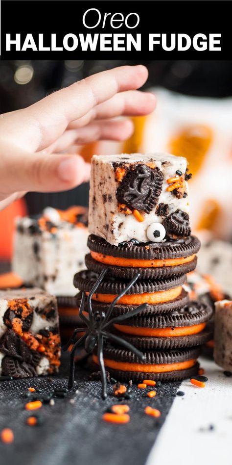 Halloween Treats Homemade, Oreo Halloween Bark, Halloween Brownies With Oreos, Fudge Halloween, Halloween Fudge Recipes, Halloween Fudge Ideas, Oreo Halloween Treats, Halloween Fudge, Cookie Monster Fudge Recipes