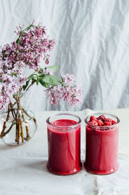 A HOT PINK DRINK: BEET + BERRY SMOOTHIE Smoothie Photography, Vegan Drinks Recipes, Apricot Smoothie, Smoothies Vegan, Pink Smoothie, Vegan Drinks, Raspberry Smoothie, Pink Drink, Smoothie Bowl Recipe