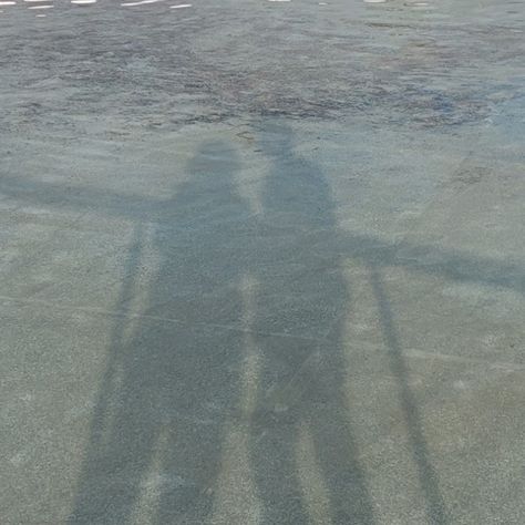 water reflection , shadow aesthetic , green shadow , water shadow , couple photo idea , beach photo , mermaidcore , cottagecore , couple in love , aesthetic photo idea without showing your face Couple Without Face Ideas, Couple Not Showing Face, Cottagecore Couple, Shadow Couple, Water Shadow, In Love Aesthetic, Shadow Aesthetic, Green Shadow, Water Reflection