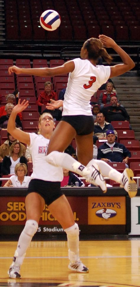 At The Top Of Her Game. Wallyball, Volleyball Athlete, Volleyball Photos, Beach Volley, Play Volleyball, Sport Volleyball, Volleyball Pictures, Sport Training, Girls Rules