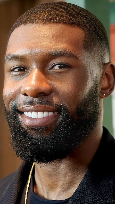 Trevante Rhodes Aesthetic, Travante Rhodes, Trevonte Rhodes, Beard Styles For Black Men, Black Men With Beards, Trevante Rhodes, 90s Black Men, Goatee Beard, Bald With Beard