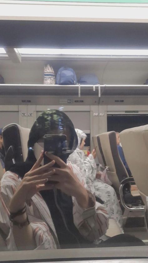 Mirror selfie Train Selfie, Malang, Cosplay Anime, Jam, Mirror Selfie, Ootd, Train, Photography, Art