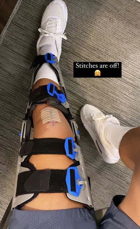 Knee Injury Snapchat, Broke Leg Snapchat, Injury Aesthetic, Acl Brace, Sick Boy, Leg Injury, Boys Fits, Beautiful Photoshoot Ideas, Bff Photoshoot Poses