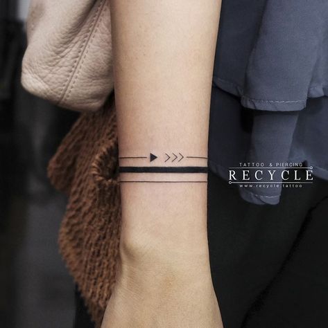 Recycle Tattoo, 20 Tattoo, Wrist Band Tattoo, Black Line Tattoo, Tatuagem Masculina Pequena, Forearm Band Tattoos, Band Tattoo Designs, Line Tattoo, Band Tattoo