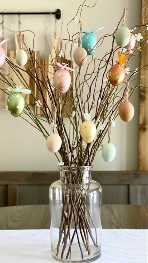 Easter egg tree made of curly willow branches and pastel eggs on the kitchen table. Easter Bouquet, Easter Egg Tree, Easter Decor Ideas, Egg Tree, Tafel Decor, Spring Easter Crafts, Easter Decorations Kids, Easter Tree, Easter Crafts Diy