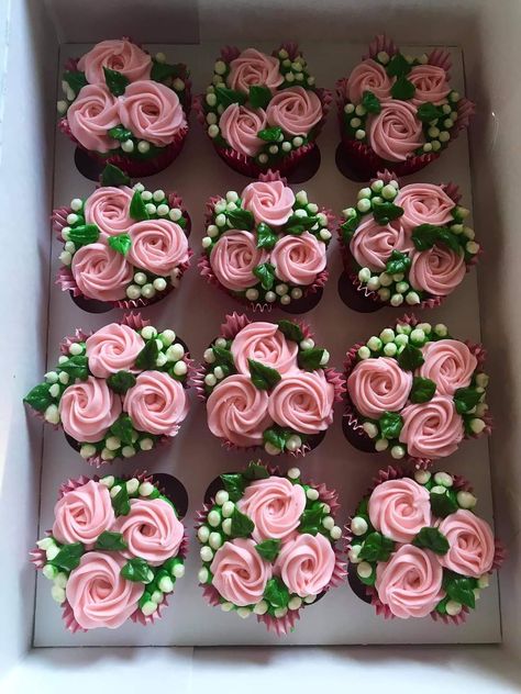 Cupcakes For Ladies Birthday, Pink Floral Cupcakes, Cupcakes With Roses, Valentines Cupcakes Decoration, Cupcake Roses, Cupcake Icing Designs, Elegant Cupcakes, Buttercream Cake Designs, Cupcake Decorating Tips