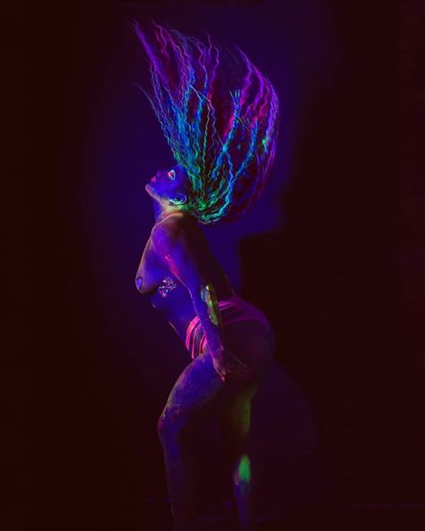 Glow In The Dark Photoshoot, Glow In The Dark Maternity Shoot, Blacklight Photoshoot, Uv Photoshoot, Black Light Paint Photoshoot, Glow In The Dark Paint Photoshoot, Fotoshoot Ideas, Dark Neon Photoshoot, Neon Light Photography Portrait