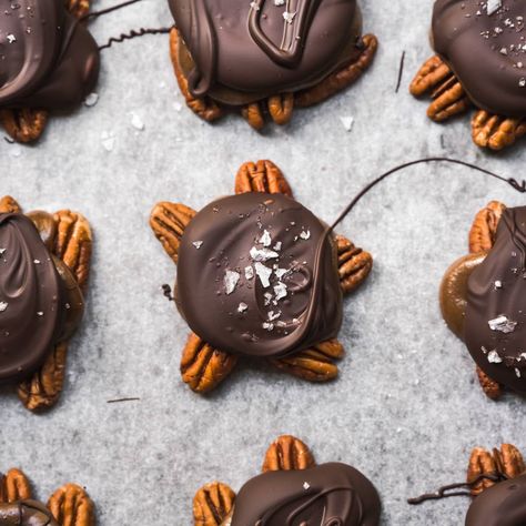 Vegan Chocolate Pecan Caramel Turtles - Crowded Kitchen Turtle Clusters, Chocolate Covered Apples Slices, Caramel Turtles, Edible Cookie Dough Bites, Easy Homemade Desserts, Pecan Turtles, Dark Chocolate Bark, Homemade Dark Chocolate, Crowded Kitchen