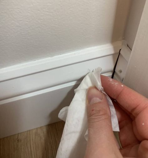 A Beginners Guide on How to Caulk Trim & Baseboards - A Well Purposed Woman Caulking Baseboards Gap, Caulking Baseboards, Painting Room Tips, Outdoor Window Trim, House Decor Crafts, Exterior Wood Trim, Caulk Baseboards, Caulking Tips, Interior Paint Ideas