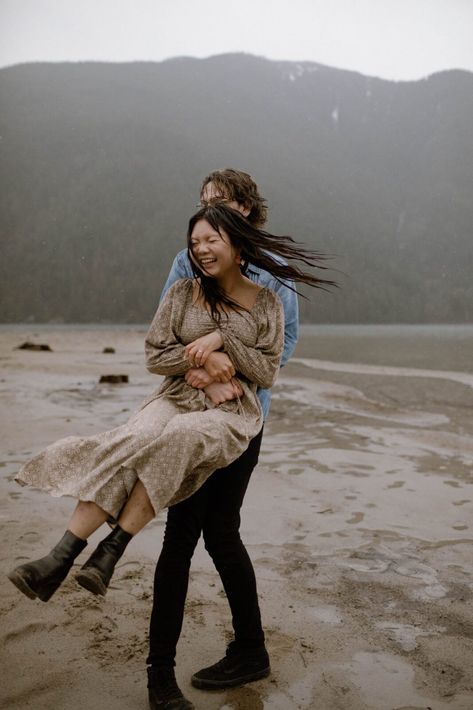 Couples Photos In Rain, Engagement Photos Water Background, Rain Lake Photoshoot, Couple Rain Pictures, Raining Engagement Photos, Rain Proposal Ideas, Rainy Fall Engagement Pictures, Couples Photoshoot In The Rain, Couples Photoshoot Rain