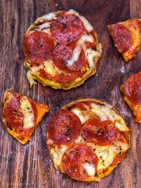 Keto Pizza Chaffle Recipe (takes only minutes to make!) Mini Dash Recipes, Pizza Chaffle Recipe, Mini Waffle Maker Recipes, Mini Waffle Recipe, Pizza Chaffle, Keto Diet Guidelines, What Is Keto Diet, Dash Recipes, Dash Recipe