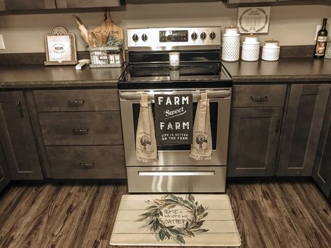 Black Farmhouse Kitchen Decor, Rustic Farmhouse Decor Kitchen, Kitchen Cupboard Colours, Farm Decorations, Farmhouse Trim, Free Home Decor, Farmhouse Kitchen Decor Ideas, Farm House Dining Room, House Upgrades