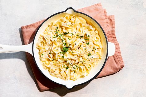 2-Ingredient Creamy Hummus Pasta Is the Effortless Protein-Rich Recipe We All Need Right Now Olive Garden Fettuccine Alfredo Recipe, Fettuccine Alfredo Sauce Recipe, Pasta Fetuccini, Fettuccine Alfredo Sauce, Hummus Pasta, Classic Lasagna Recipe, Creamy Hummus, Roasted Garlic Hummus, Resep Pasta