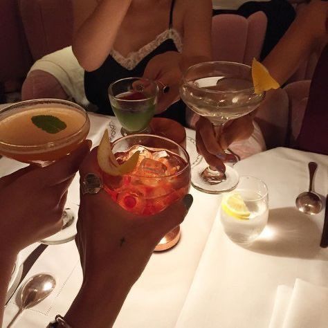 ✨ on Twitter: "cocktails season… " Cocktail Night, Pretty Drinks, Wine And Dine, Pretty Food, Aesthetic Food, Girls Night, Wine Glasses, Dinner Party, Diner