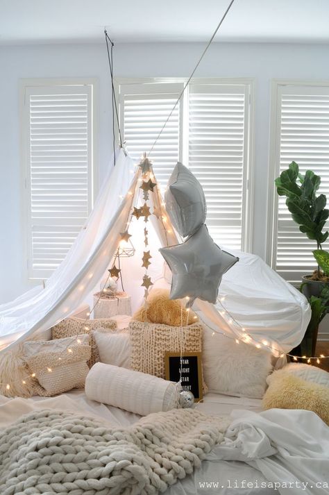 Pillow Fort -make a magical pillow fort with fairy lights and starry decorations, and even star themed snacks. Perfect for family fun or date night. Sleepover Forts, Bedroom Fort, Indoor Forts, Cool Forts, Sleepover Room, Blanket Fort, Fun Sleepover Ideas, Pillow Fort, Slumber Parties