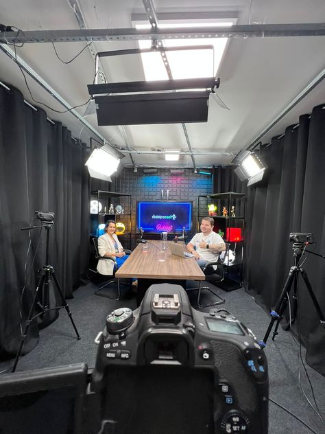 Podcast Set Up Recording Studio, Youtuber Rooms Studio, Podcast Studio Ideas Aesthetic, Youtube Room Setup Background, Office Video Studio, Media Studio Design, Home Studio Video, At Home Podcast Studio, Small Podcast Studio