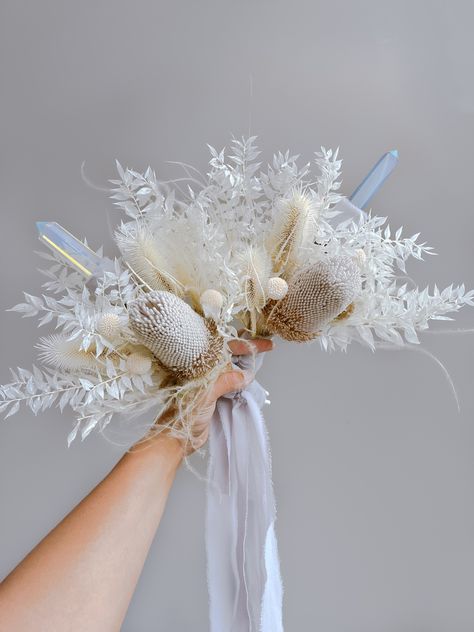 Crystal Flower Arrangements, Bouquet With Crystal Tower, Flower And Crystal Bouquet, Dried Flowers And Crystals, Flower Bouquet With Crystals, Crystal Bouquet Wedding Boho, Wedding Bouquets With Crystals, Bouquets With Crystals, Wedding Bouquet With Crystals