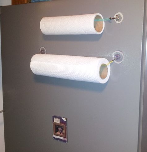 Want to save space in the kitchen? Use two wall-mounted hooks and a rubber band to hold the roll of paper towels on a wall, refrigerator side or cabin... Diy Paper Towel Holder, Farmhouse Paper Towel Holders, Vertical Paper Towel Holder, Towel Holder Diy, Paper Towel Crafts, Nifty Crafts, Magnetic Paper, Kitchen Wall Cabinets, Wall Mounted Hooks