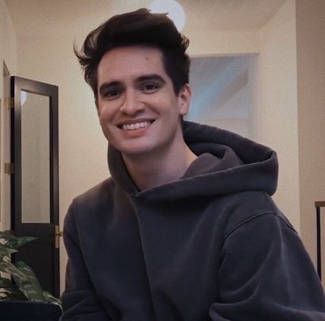 Brendon Urie Funny, Screaming Photo, Brendan Urie, Brandon Urie, Smash Board, Emo Trinity, Brendon Urie, Physical Attraction, Panic! At The Disco