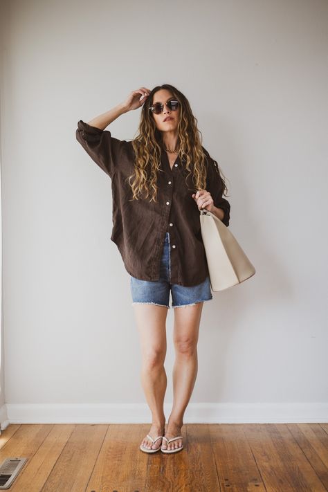 casual outfit with a linen shirt, denim shorts, and sandals Shorts And Tshirt Outfits, Summer Must Haves, Parisian Summer, Chic Summer Outfits, Summer Capsule Wardrobe, Fall Capsule Wardrobe, Fashion Capsule, Linen Short, Minimal Chic