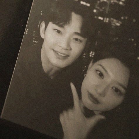 kim soo hyun & kim ji won actor kdrama cast queen of tears pfp icon #kimsoohyun #김수현 #kimjiwon #김지원 #baekhyunwoo #honghaein #queenoftears Kdrama Black And White, Kim Soo Hyun And Kim Ji Won, Kim Ji Won Icon, Queen Of Tears Aesthetic Kdrama, Kim Jiwon Icons, Queens Of Tears Kdrama, Kim Soo Hyun Icon, Kim Ji Won Queen Of Tears, Kdrama Couple Aesthetic