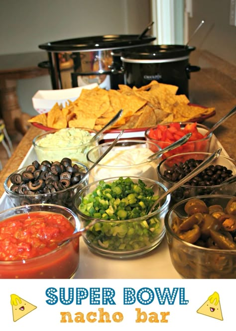 Make a Nacho Bar with crockpots! Such a fun way to feed a crowd. Nachos Bar, Halloween Apartment, Super Bowl Food Easy, Easy Super Bowl, Apartment Halloween, Easy Nachos, Football Party Foods, Crockpot Appetizers, Nacho Bar