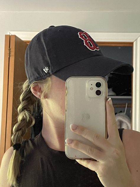 Navy Baseball Hat Outfit, Braid With Baseball Hat, Baseball Hat Outfit Aesthetic, Gym Hat Outfit, Cap Hairstyles Aesthetic, Baseball Cap Short Hair, Short Hair Hat Hairstyles, How To Style Baseball Cap, Cute Hairstyles With Hats Baseball Caps