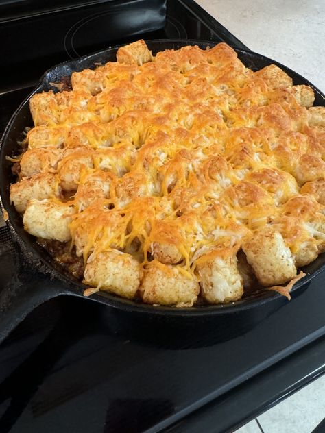 Easy Chili Cheese Tater Tot Casserole - The Lazy K Kitchen Chili Cheese Tater Tot Casserole Crock Pot, Chili Cheese Tots Casserole, Chili Cheese Tater Tot Casserole, Cheese Tater Tot Casserole, Chili Cheese Tater Tots, Leftover Chili Recipes, Ham Cheese Sliders, Leftover Chili, Easy Chicken Pot Pie